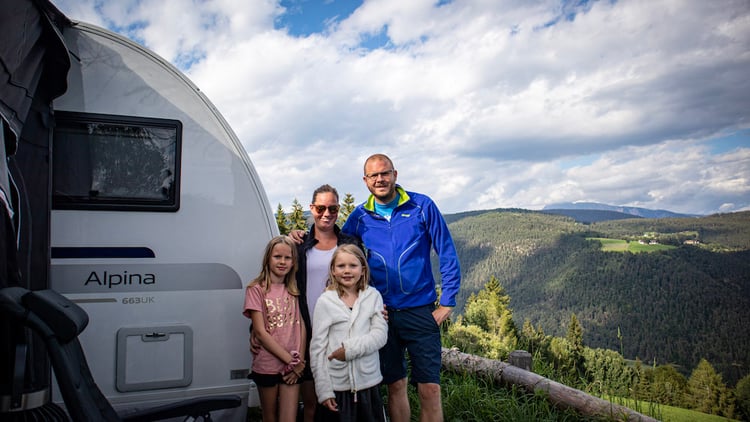 Familien bor i en campingvogmn fra Ferda