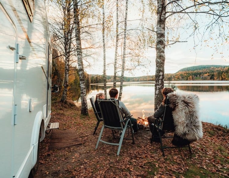 Bålhygge utenfor bobil i høstfarger