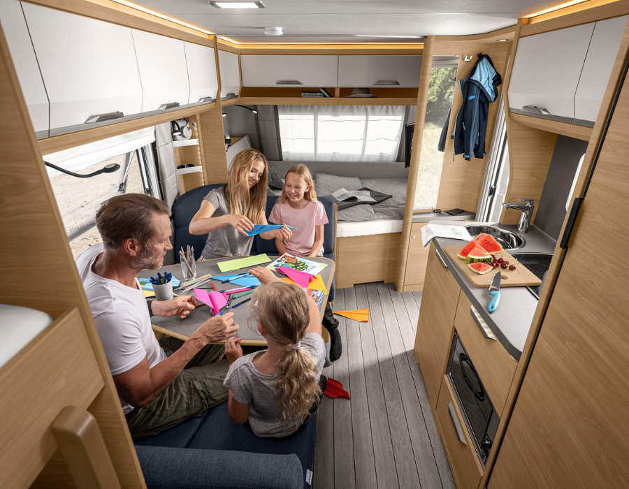 Familie på tur i en ett, familievennlig campingvogn