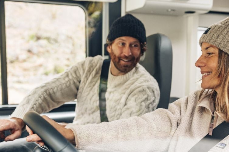 Et par i førerhuset i en bobil