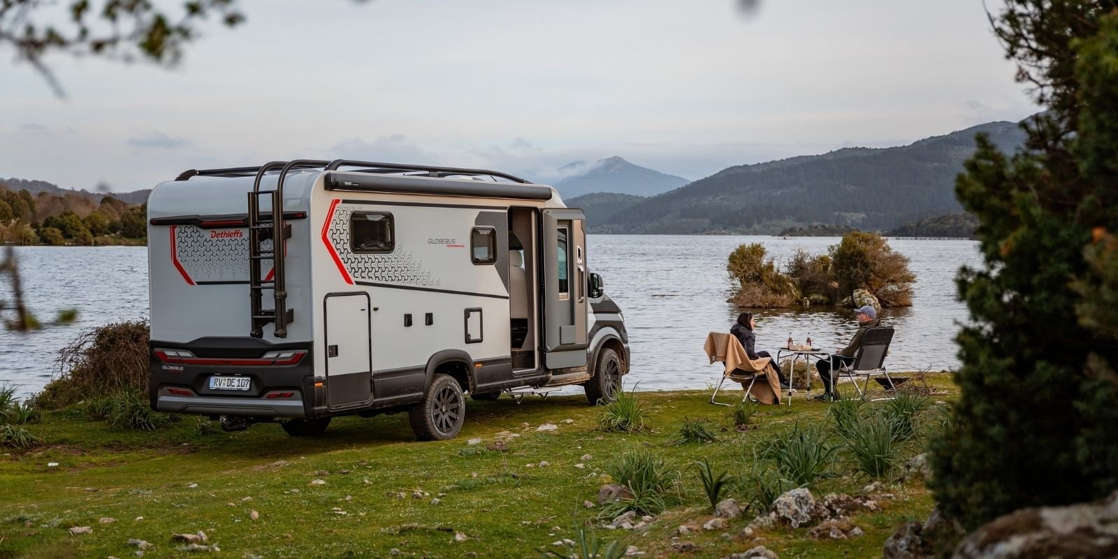 Dethleffs Globebus Performance 4x4 parkert ved en innsjø