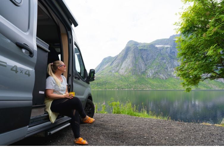 Bobil parkert i norsk natur