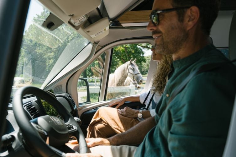 Sjåfør i halvintegrert bobil 