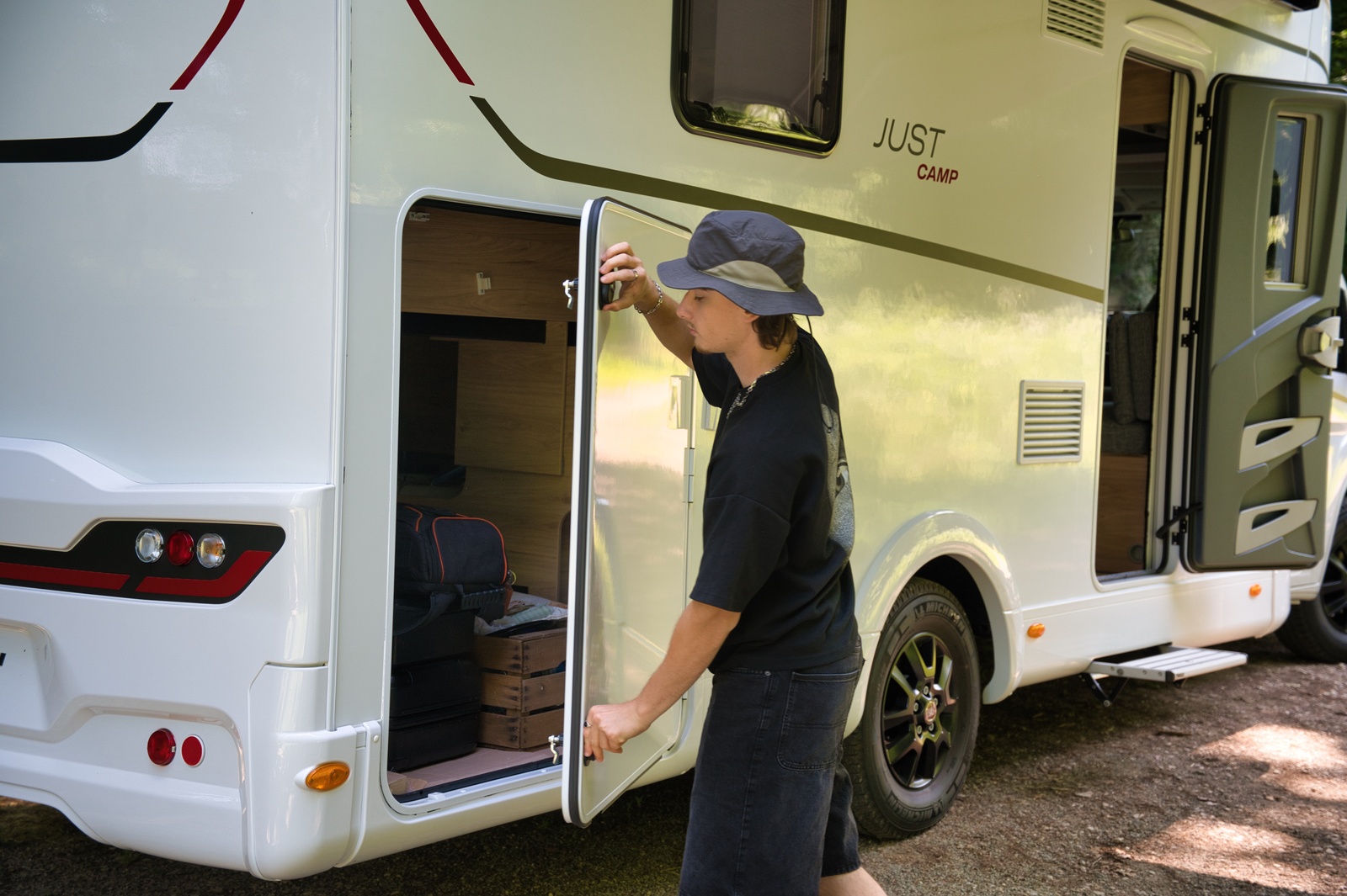 Stor garasje bak i bobil