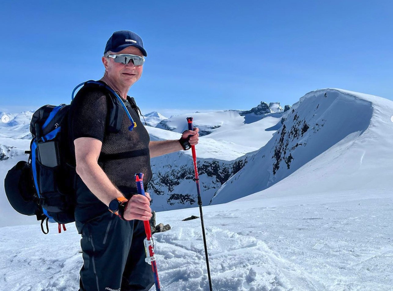 Einar på topptur i vinterkledt landskap