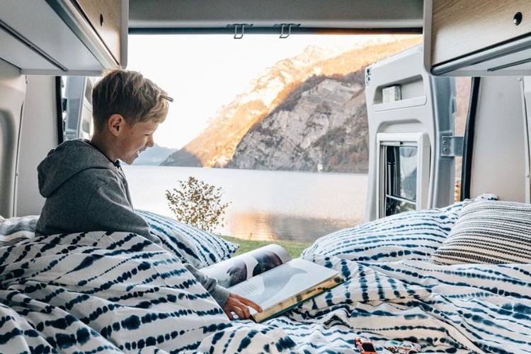 Utsikt innefra bobil parkert ved vann