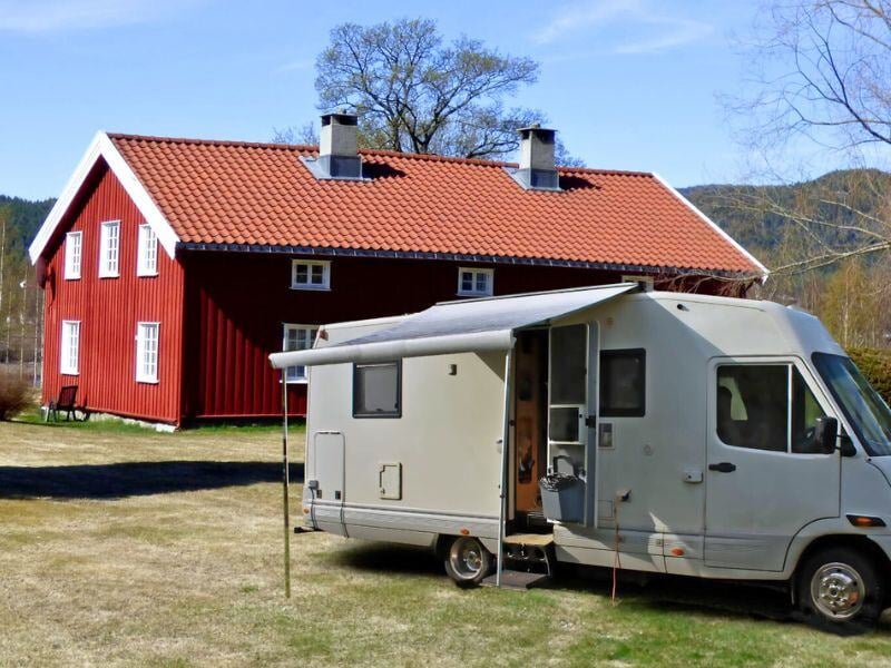 Parkert bobil på tunet hos en Nortrip-gård