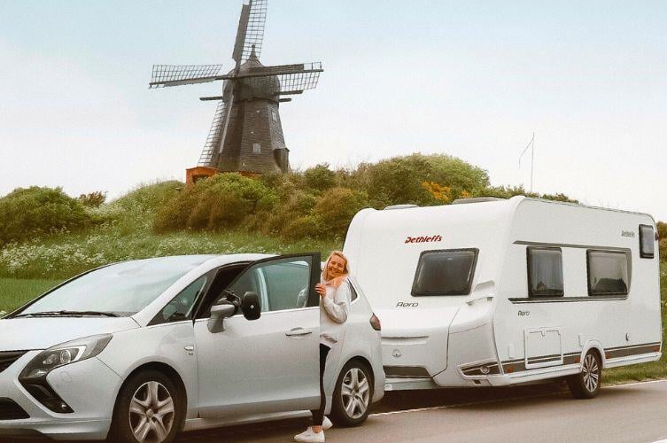 Jente med campingvognferie i Nederland