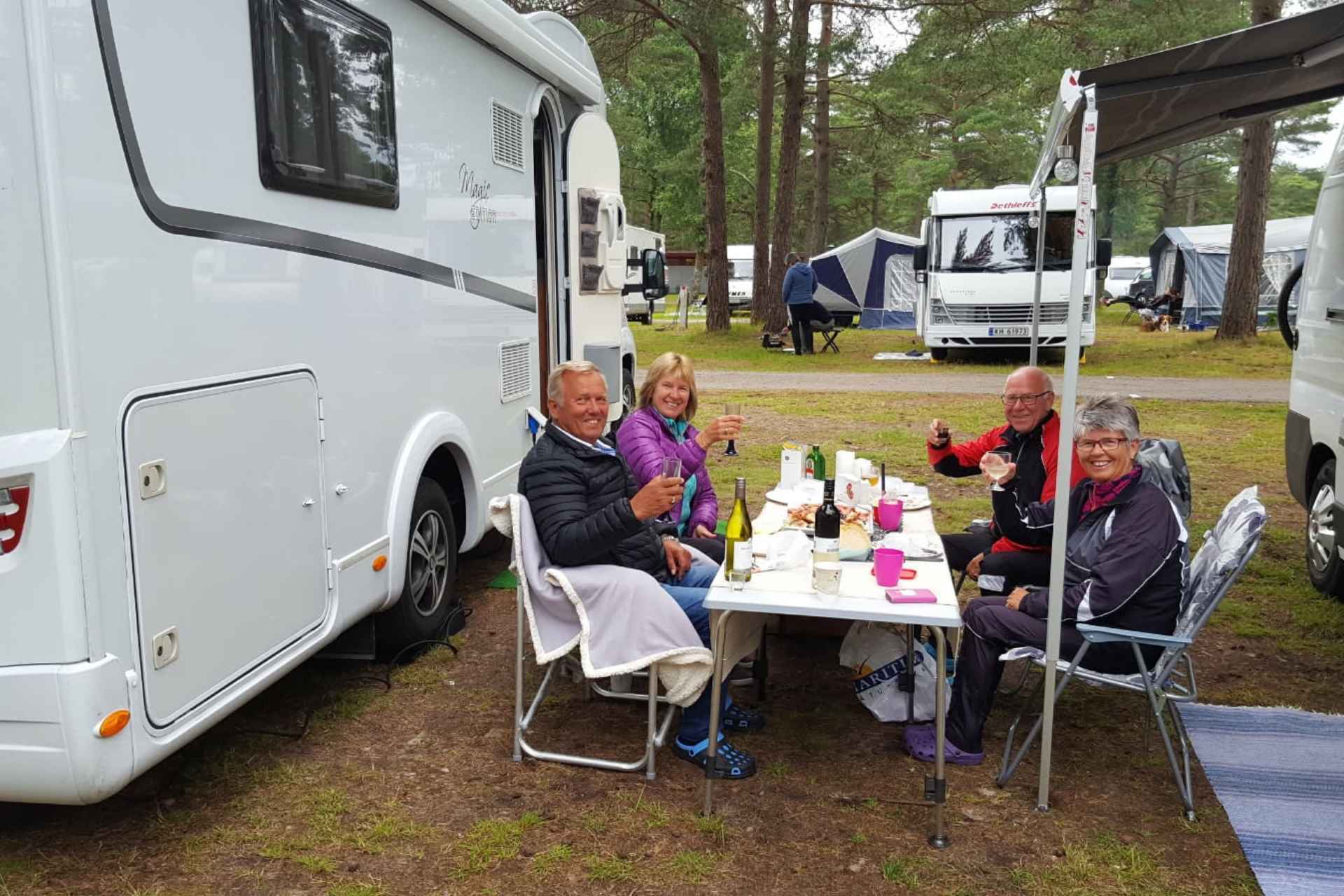 Venner på tur med bobil 